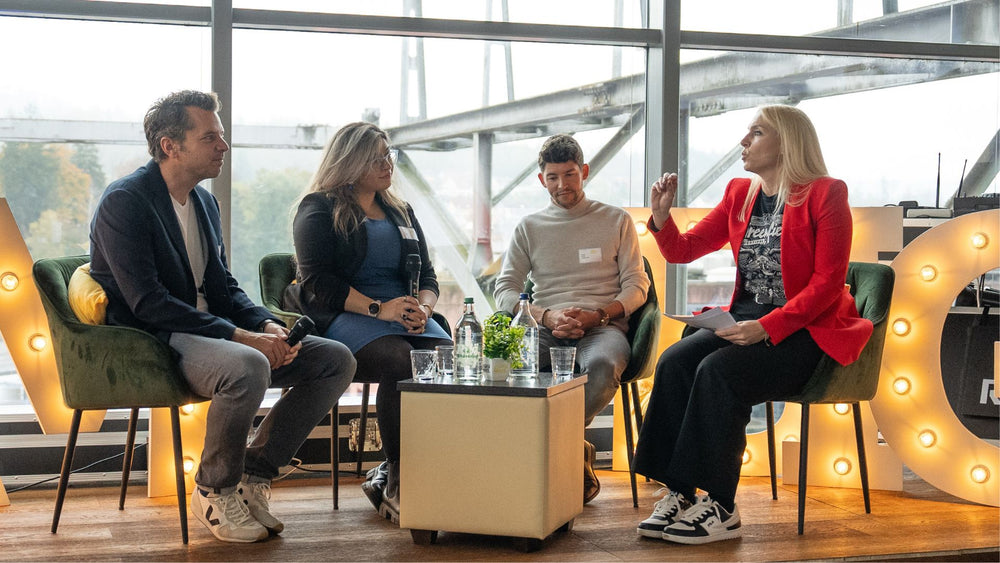 Blazy Flash bei einer Podiumsdiskussion zu Business-Themen
